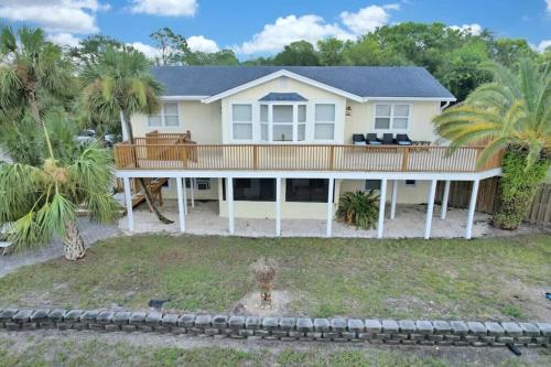 The Salty Snapper - 2 Story Home, Bay Views, Prime Location, Sleeps 8!