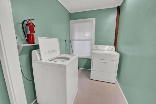 The Salty Snapper - 2 Story Home, Bay Views, Prime Location, Sleeps 8! The Salty Snapper - 2 Story Home, Bay Views, Prime Location, Sleeps 8!