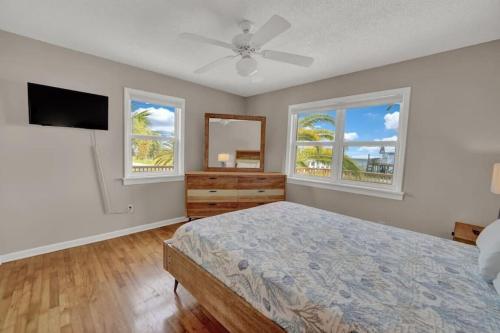 The Salty Snapper - 2 Story Home, Bay Views, Prime Location, Sleeps 8! The Salty Snapper - 2 Story Home, Bay Views, Prime Location, Sleeps 8!