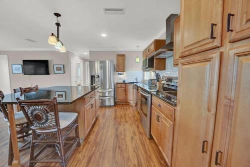 The Salty Snapper - 2 Story Home, Bay Views, Prime Location, Sleeps 8! The Salty Snapper - 2 Story Home, Bay Views, Prime Location, Sleeps 8!