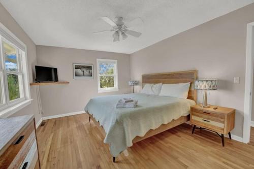 The Salty Snapper - 2 Story Home, Bay Views, Prime Location, Sleeps 8! The Salty Snapper - 2 Story Home, Bay Views, Prime Location, Sleeps 8!