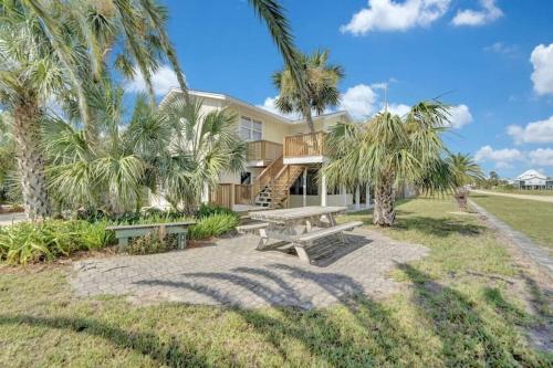 The Salty Snapper - 2 Story Home, Bay Views, Prime Location, Sleeps 8! The Salty Snapper - 2 Story Home, Bay Views, Prime Location, Sleeps 8!