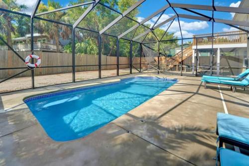 The Salty Snapper - 2 Story Home, Bay Views, Prime Location, Sleeps 8! The Salty Snapper - 2 Story Home, Bay Views, Prime Location, Sleeps 8!