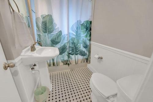 The Salty Snapper - 2 Story Home, Bay Views, Prime Location, Sleeps 8! The Salty Snapper - 2 Story Home, Bay Views, Prime Location, Sleeps 8!