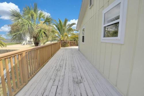 The Salty Snapper - 2 Story Home, Bay Views, Prime Location, Sleeps 8! The Salty Snapper - 2 Story Home, Bay Views, Prime Location, Sleeps 8!