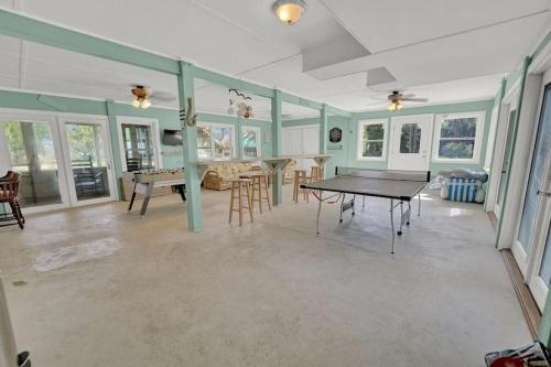 The Salty Snapper - 2 Story Home, Bay Views, Prime Location, Sleeps 8! The Salty Snapper - 2 Story Home, Bay Views, Prime Location, Sleeps 8!