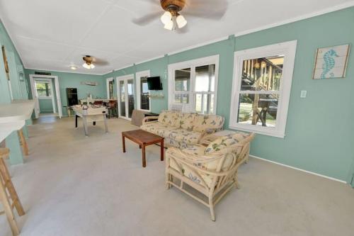 The Salty Snapper - 2 Story Home, Bay Views, Prime Location, Sleeps 8!