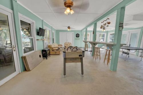 The Salty Snapper - 2 Story Home, Bay Views, Prime Location, Sleeps 8! The Salty Snapper - 2 Story Home, Bay Views, Prime Location, Sleeps 8!