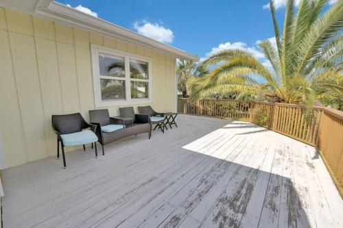 The Salty Snapper - 2 Story Home, Bay Views, Prime Location, Sleeps 8! The Salty Snapper - 2 Story Home, Bay Views, Prime Location, Sleeps 8!