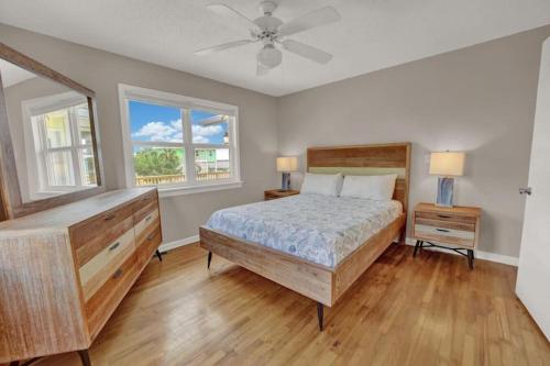 The Salty Snapper - 2 Story Home, Bay Views, Prime Location, Sleeps 8! The Salty Snapper - 2 Story Home, Bay Views, Prime Location, Sleeps 8!