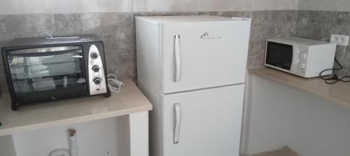 Kitchen, Studio, Cite la GAZELLE ,pas Jafar, quartier calme 10 min de l'aeroport pres du Technopark in Ariana