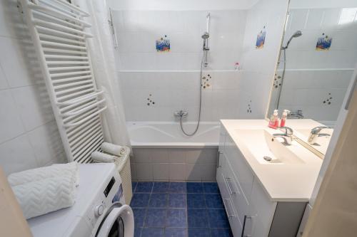 Santos 1214 Apartment - image 3