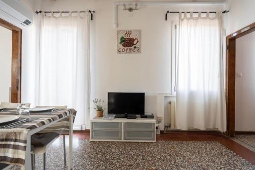 Ca' Giorgia Venice Apartment with Balcony - image 2