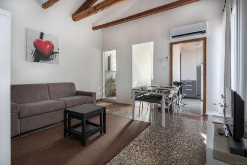 Ca' Giorgia Venice Apartment with Balcony - image 4