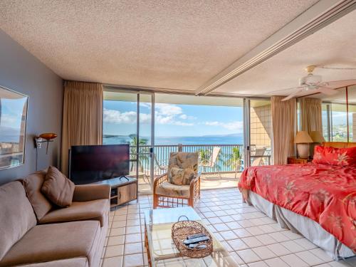 Top Floor Oceanfront location with great swimming and snorkeling MKM809