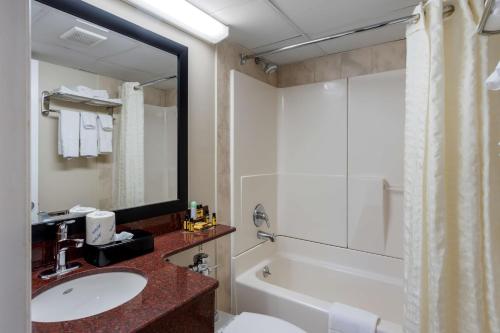 Best Western Plus Brooklyn Bay Hotel - image 12
