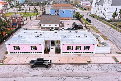 Room 2 Oleander Hotel Walk to Cruise Terminal, Restaurants & The Strand – Galveston, TX