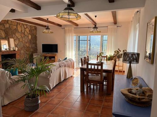 Villa Amaris a una hora de madrid in Santa Maria Del Tietar