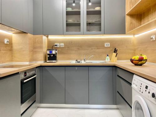 Art Apartment for 4 Guests Free Parking & Wifi 3