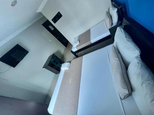 1 double bed, 1 twin bed