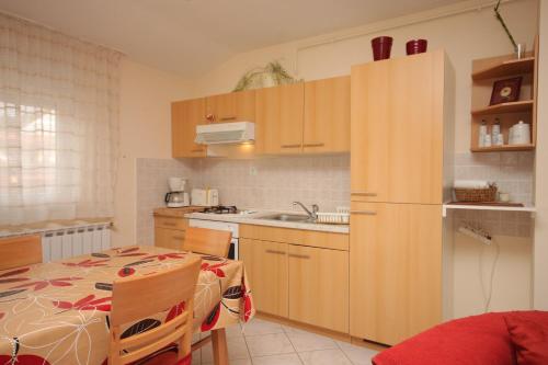 Apartments with a parking space Pula - 7340 - image 3