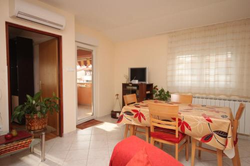 Apartments with a parking space Pula - 7340 - image 11