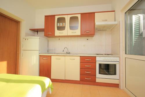 Apartments by the sea Bilo, Primosten - 4168