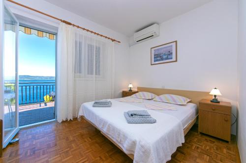 Three-Bedroom Apartment with Terrace and Sea View room in Apartments by the sea Brela Makarska - 20075