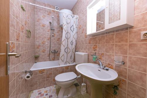 Three-Bedroom Apartment with Terrace and Sea View image 10