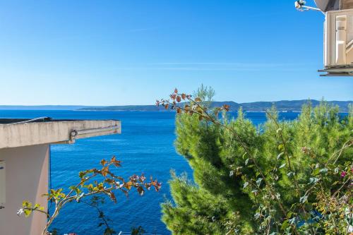 Three-Bedroom Apartment with Terrace and Sea View image 2