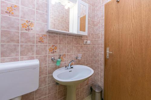 Three-Bedroom Apartment with Terrace and Sea View image 9