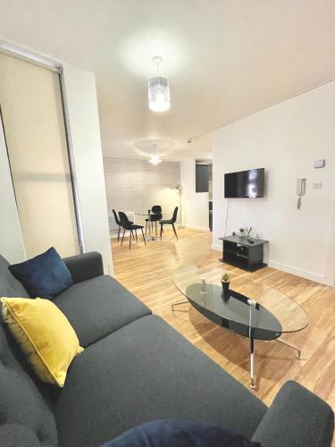 Lovely 2 - bedroom condo in Manchester City centre