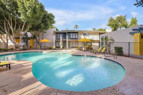 View, 1br apt w Parking + POOL near Chase Fields & Mall in Paradise Valley