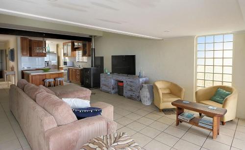 Beach at your feet, Bargara (photo 3)
