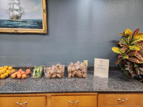 อาหารและเครื่องดื่ม, แองเคอร์ บีช อินน์ (Anchor Beach Inn) in เครสเซนต์ ซิตี้ (CA)