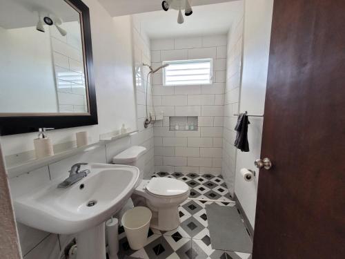 Bathroom, JB23 Apts 4 bedroom apt Near airport in Río Piedras