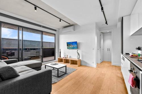 St Kilda East Top Location; New 1bd Apartment