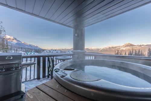 Fully Renovated Ski-in/out Loft with Private Hot Tub!