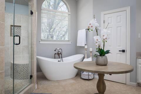 Summer Deal! Elegant Executive Retreat with Pool in Plano, Toyota Stadium Frisco, FC Dallas in Plano, USA
