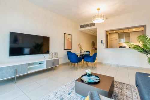 Luxurious Stay with Opera & Fountains Views - image 6