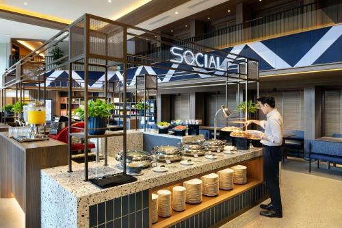 Food and beverages, Travelodge Harbourfront Singapore near S.E.A Aquarium