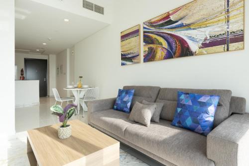 Allsopp & Allsopp - 1-Bedroom Apartment in Carson C, Damac Hills, Dubaj
