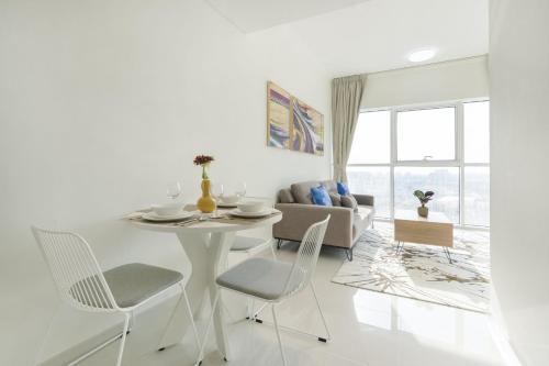 Allsopp & Allsopp - 1-Bedroom Apartment in Carson C Damac Hills - main image