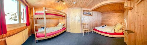 1 queen bed, 2 bunk beds
