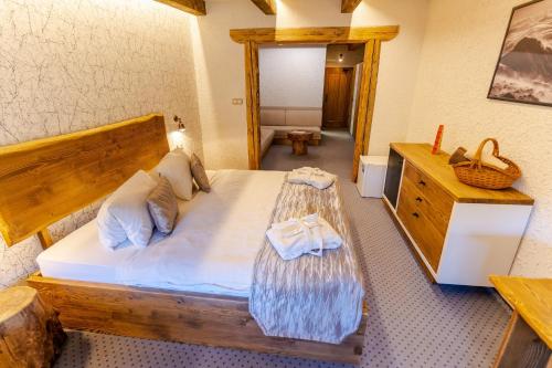 1 queen bed, 1 sofa bed