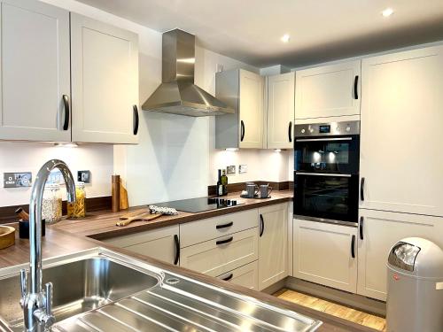 Konyha, New Stylish Cambridge Townhouse (Free parking) in Longstanton