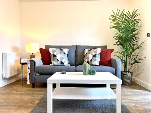 New Stylish Cambridge Townhouse (Free parking) in Longstanton