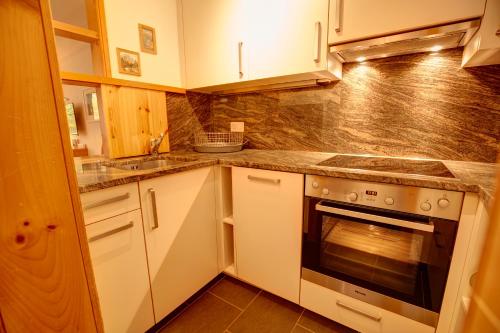 kuhinja, Chesa Munteratsch 1-Zimmerwohnung 306 Typ B in Silvaplana