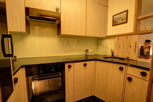厨房, Chesa Munteratsch 1-Zimmerwohnung 107 Typ B in 席尔瓦普拉纳