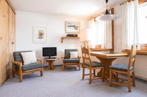 Guestroom, Chesa Munteratsch 1-Zimmerwohnung 511 Typ A in Silvaplana